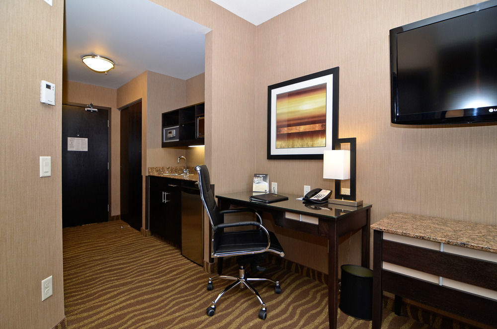 Best Western Premier Freeport Inn Calgary Airport Exterior photo